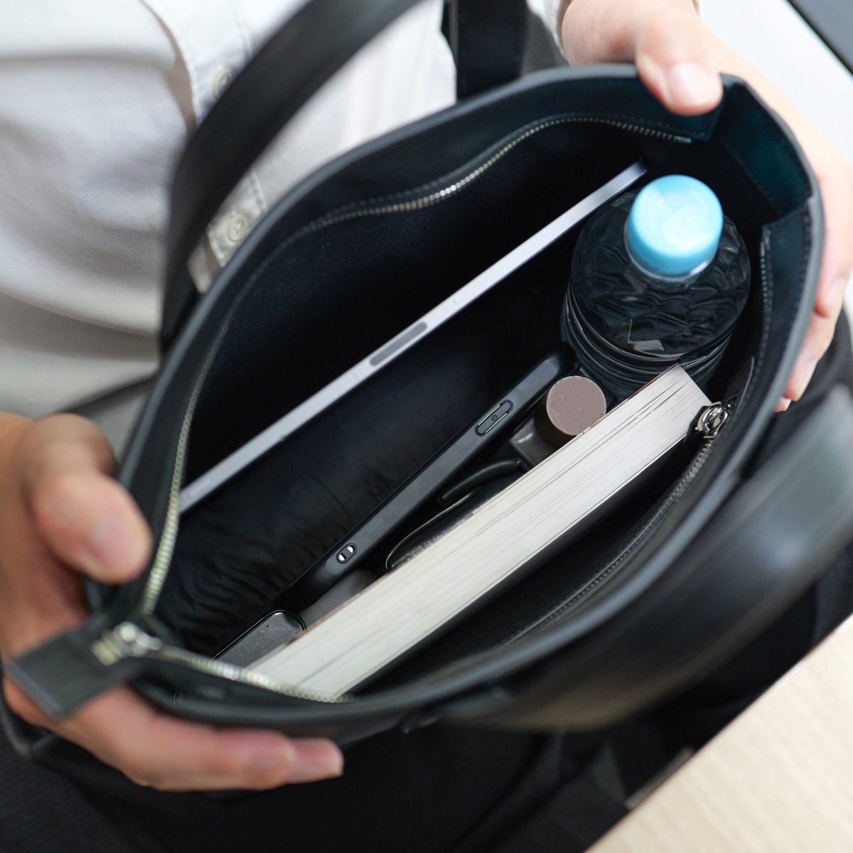 <受注生産:11月15日より順次発送予定>Saffiano Leather Small Tote (Black) - aucentic