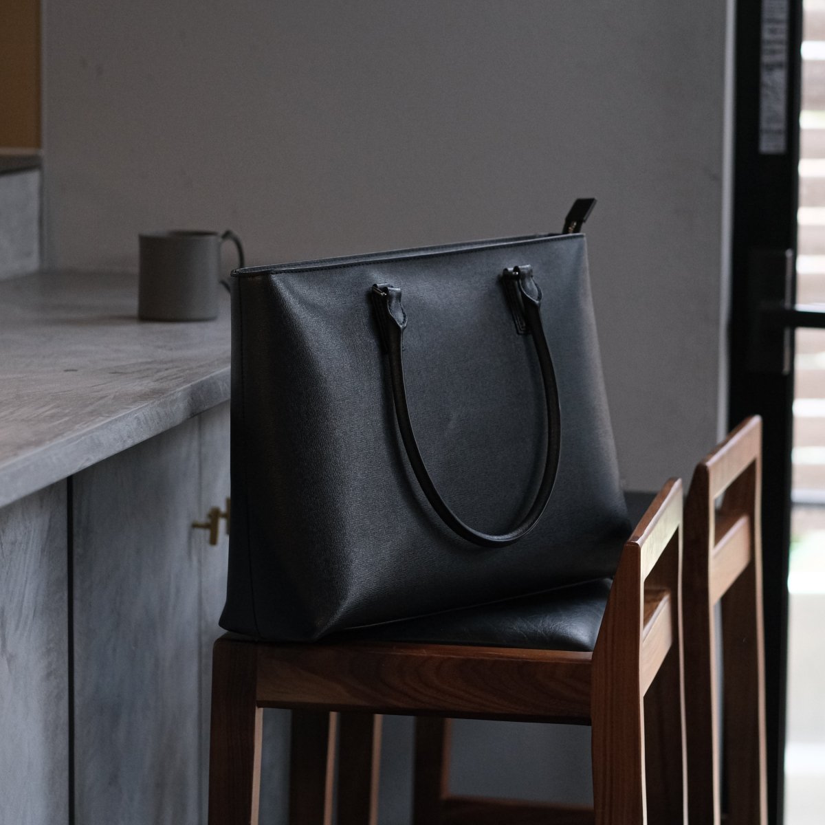 <受注生産 5月末〜 順次配送>Italian Saffiano Leather Tote (Navy) - aucentic