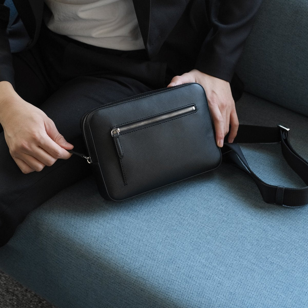<受注生産5月19日〜順次出荷>Italian Saffiano Leather Crossbody Bag (Black) - aucentic