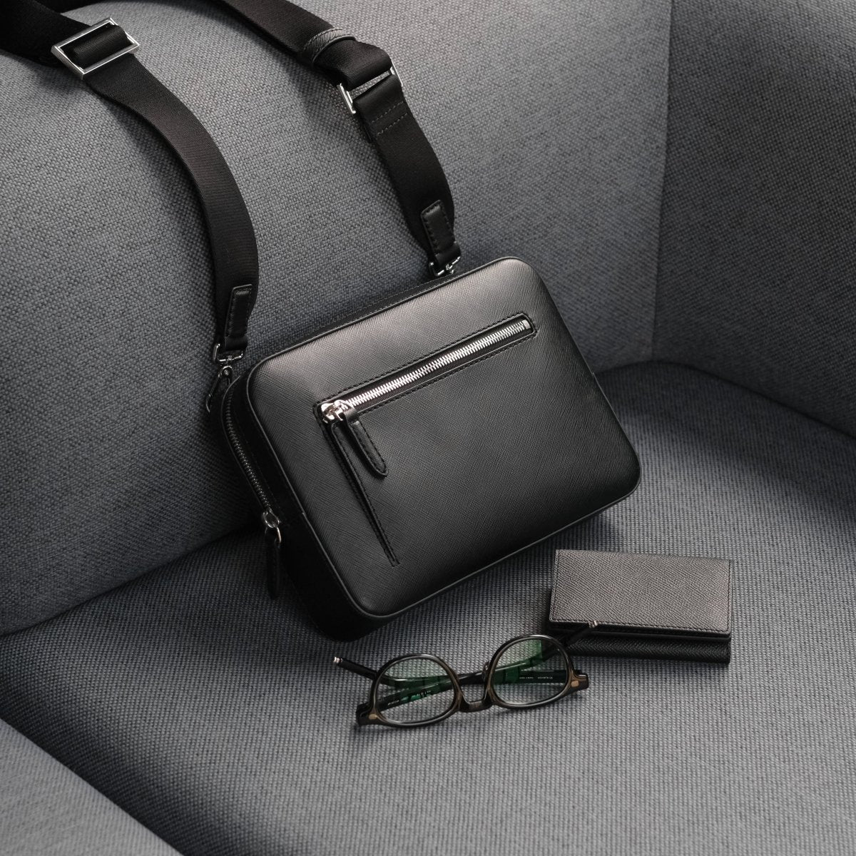 <受注生産5月25日〜順次出荷>Italian Saffiano Leather Crossbody Bag (Black) - aucentic