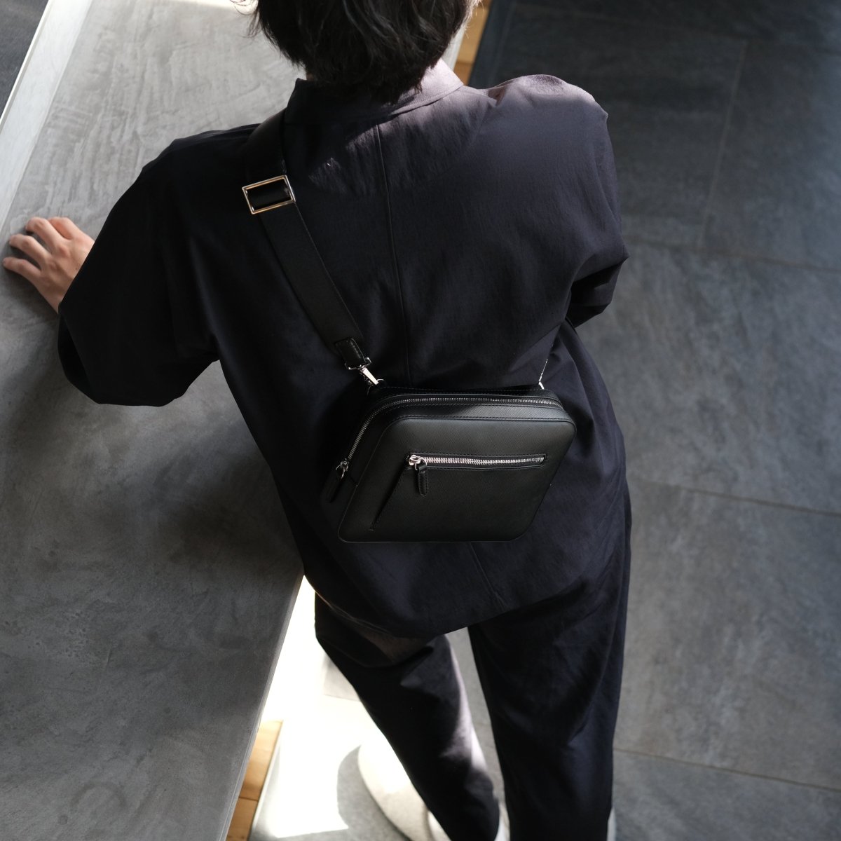 <受注生産5月25日〜順次出荷>Italian Saffiano Leather Crossbody Bag (Black) - aucentic