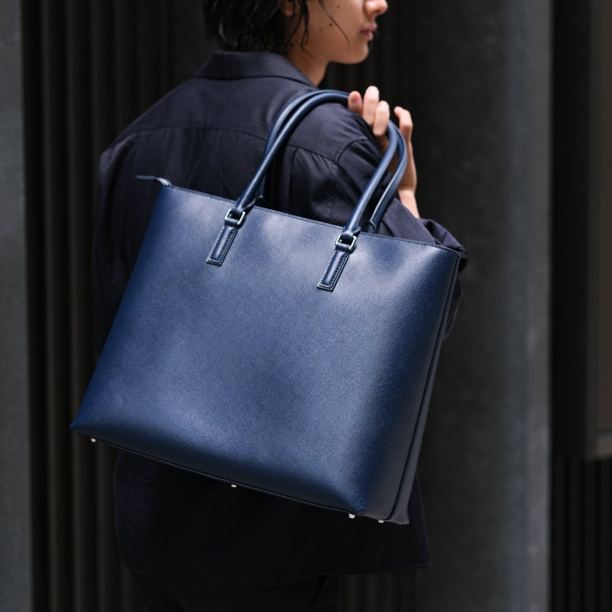 <受注生産 5月25日より順次配送>Italian Saffiano Leather Tote (Navy) - aucentic