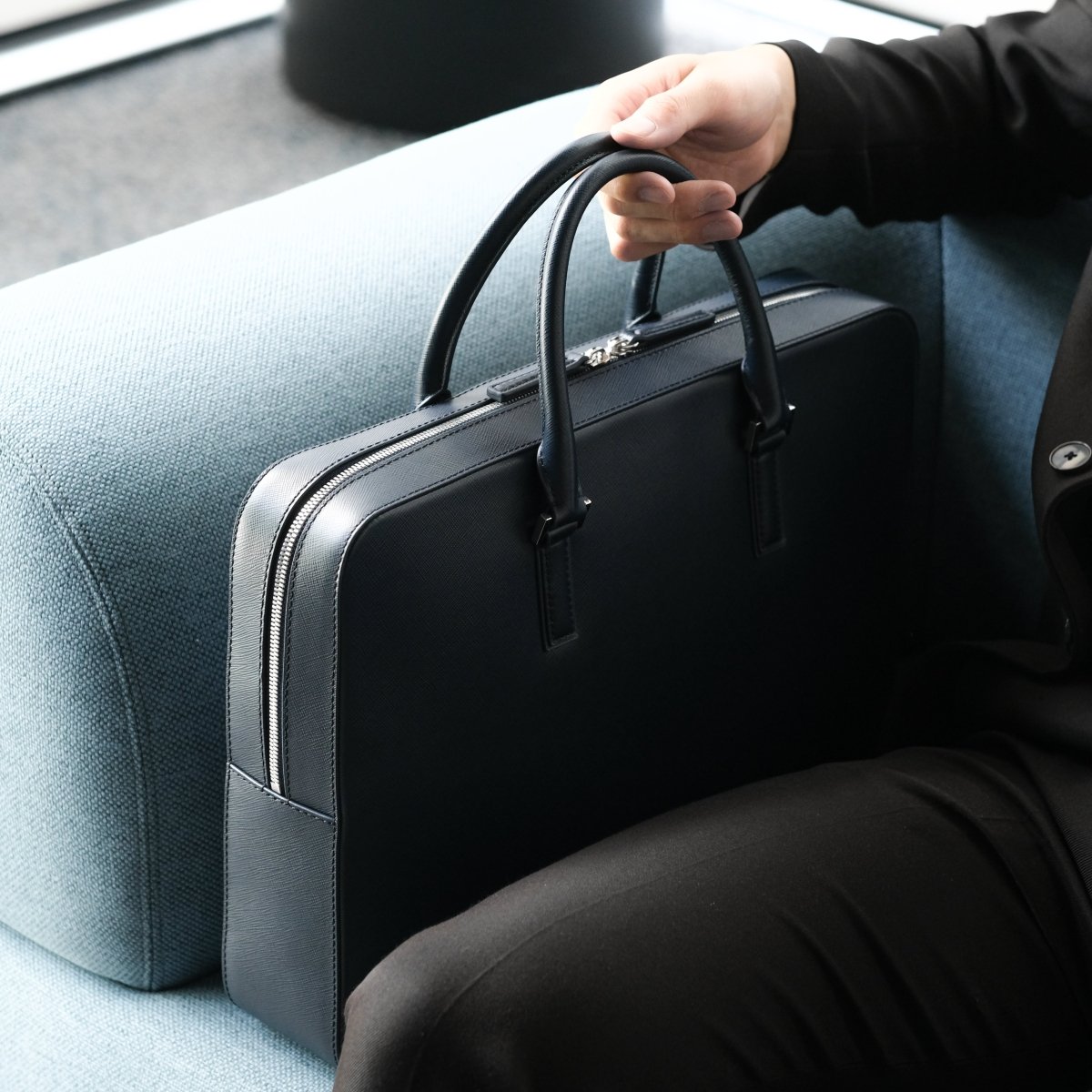 <予約販売:6月9日より順次発送予定>Italian Saffiano Leather Briefcase (Navy) - aucentic
