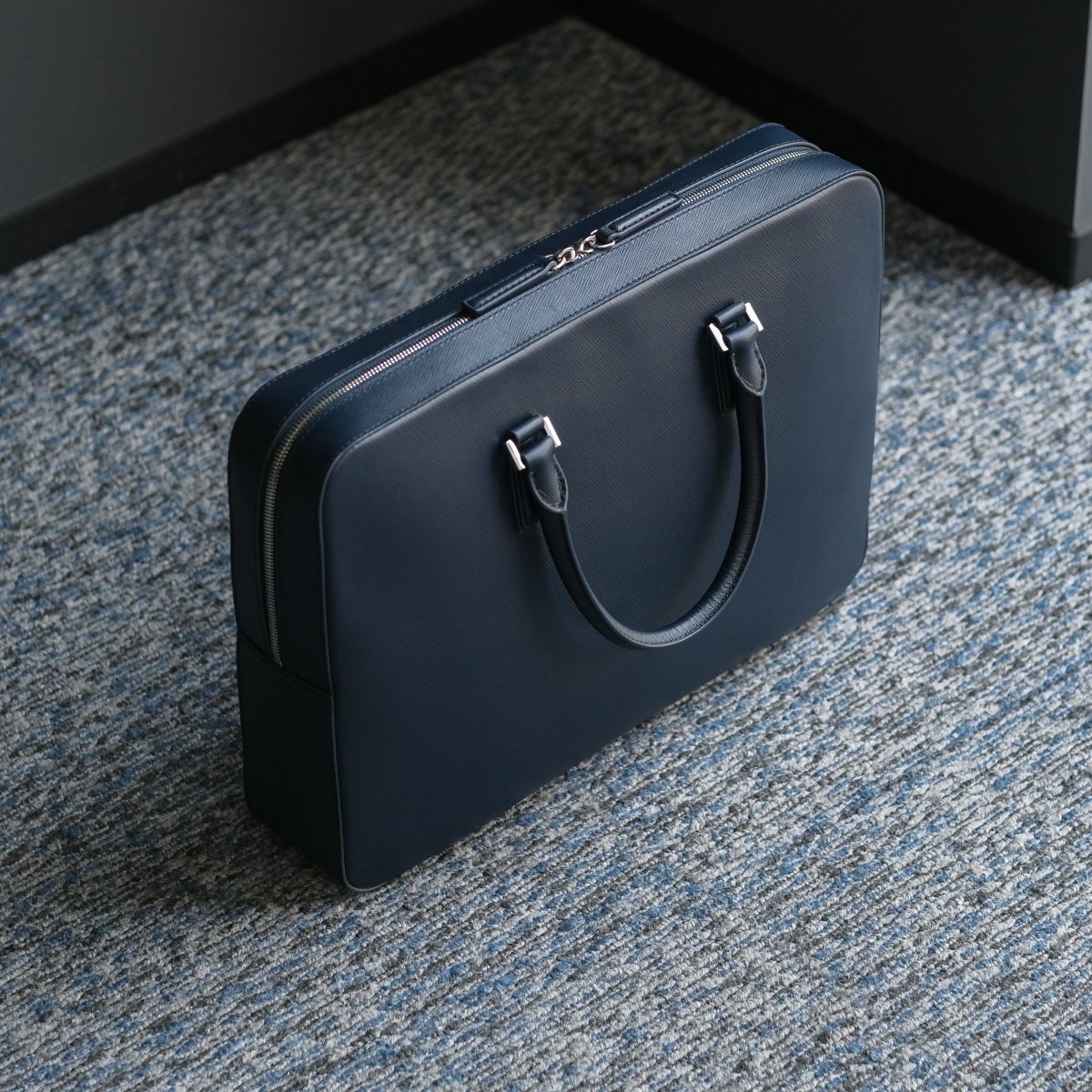 <予約販売:6月9日より順次発送予定>Italian Saffiano Leather Briefcase (Navy) - aucentic