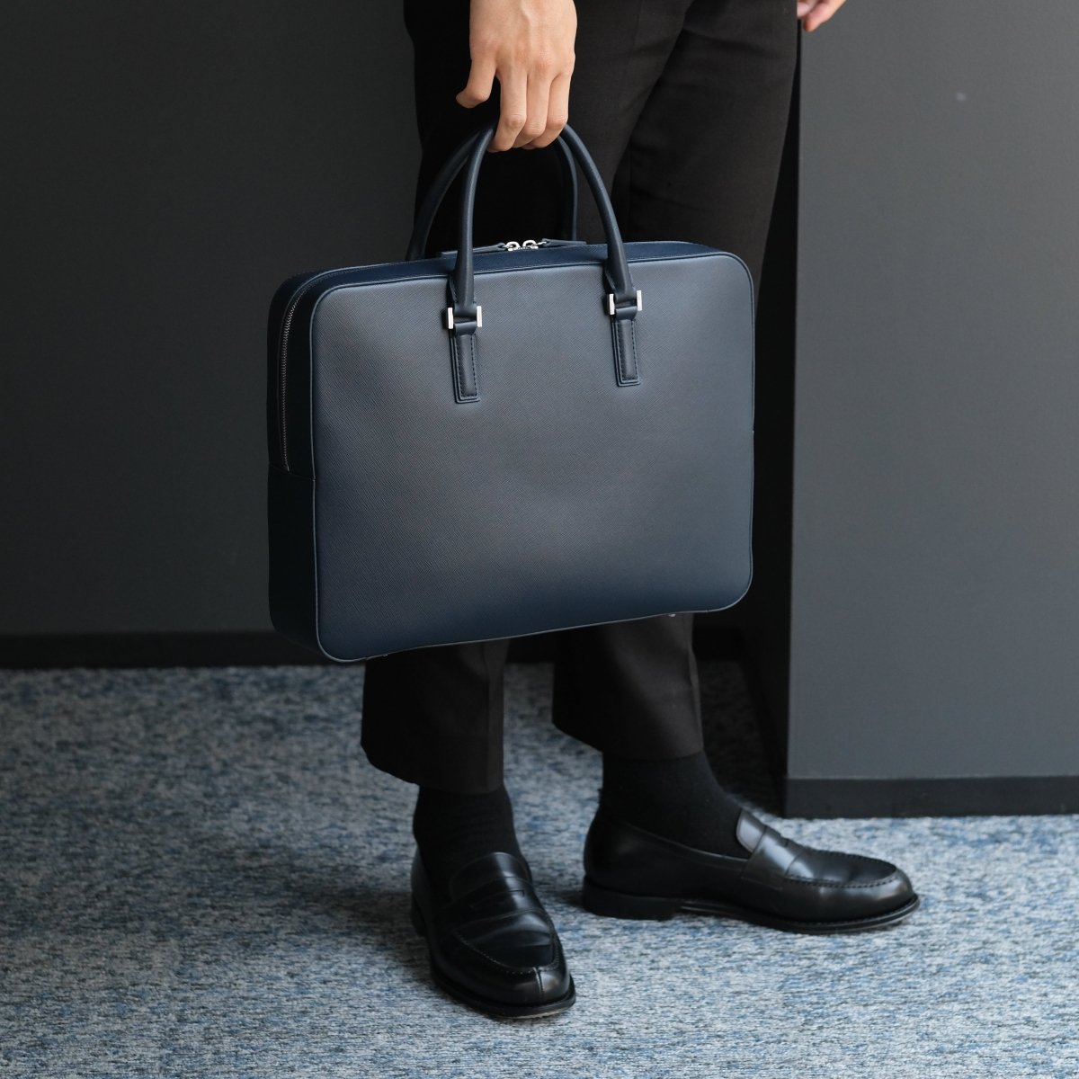 <予約販売:6月9日より順次発送予定>Italian Saffiano Leather Briefcase (Navy) - aucentic