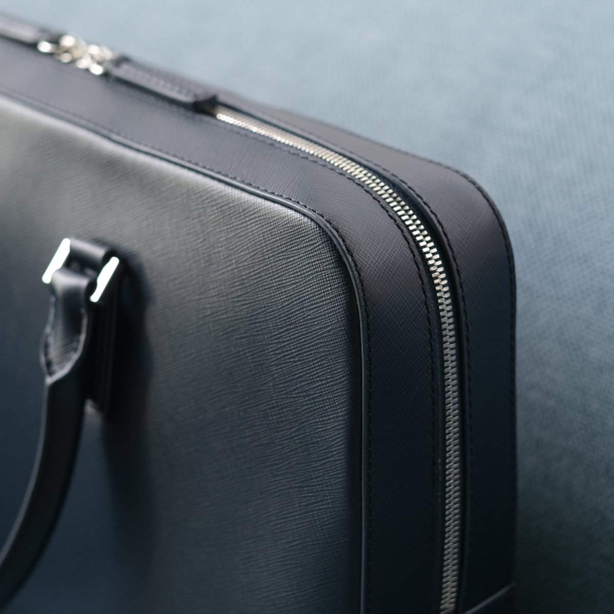 <予約販売:6月9日より順次発送予定>Italian Saffiano Leather Briefcase (Navy) - aucentic