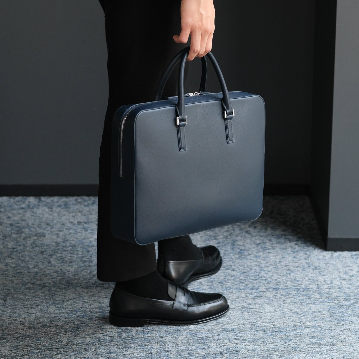 <予約販売:6月9日より順次発送予定>Italian Saffiano Leather Briefcase (Navy) - aucentic