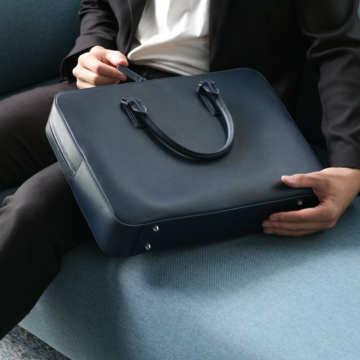 <予約販売:6月9日より順次発送予定>Italian Saffiano Leather Briefcase (Navy) - aucentic