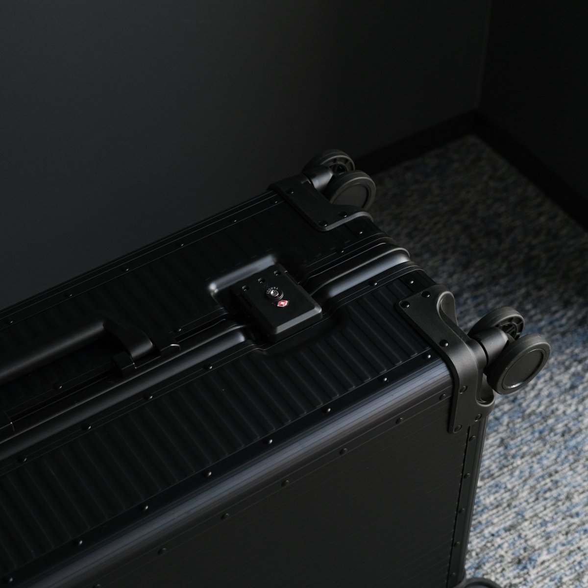 <受注生産 6月下旬より順次配送>Stripe Aluminum Suitcase(Black) - aucentic