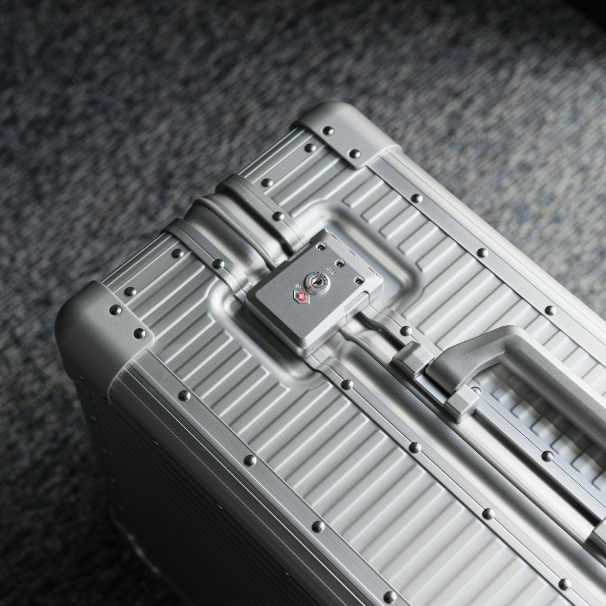 <受注生産 6月中旬~下旬より順次配送>Stripe Aluminum Suitcase(Silver) - aucentic