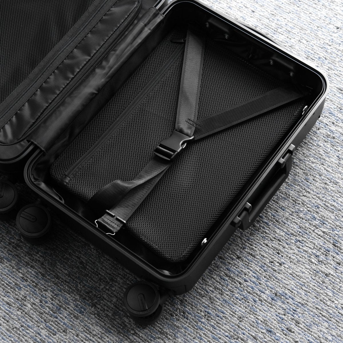 <受注生産:7月28日より順次発送予定>Grain Luxe Suitcase (Black) - aucentic
