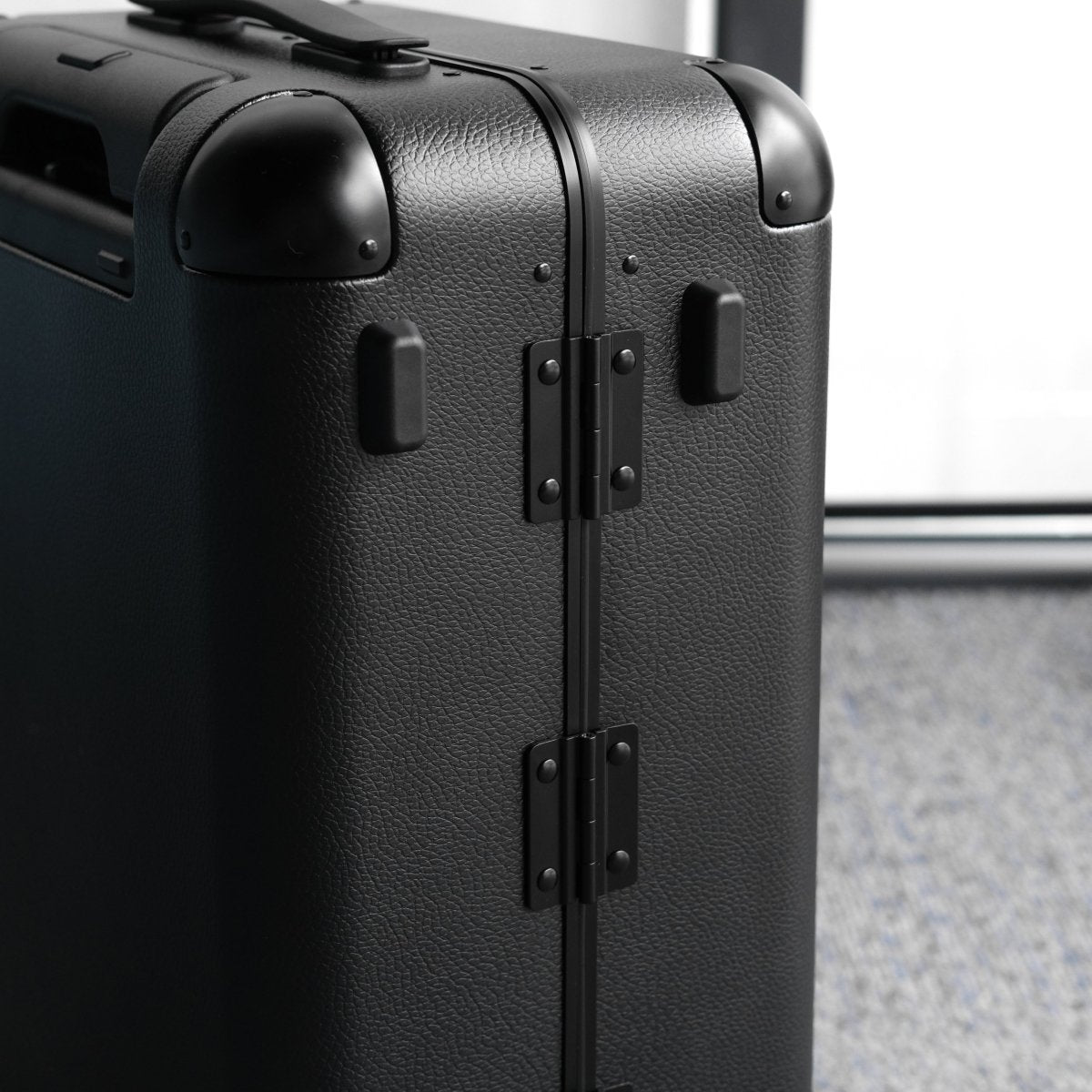 <受注生産:7月28日より順次発送予定>Grain Luxe Suitcase (Black) - aucentic
