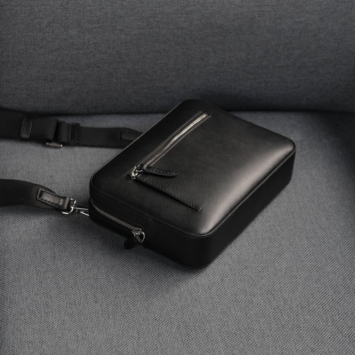 <受注生産:7月28日より順次発送予定>ITALIAN SAFFIANO LEATHER CROSSBODY BAG - aucentic