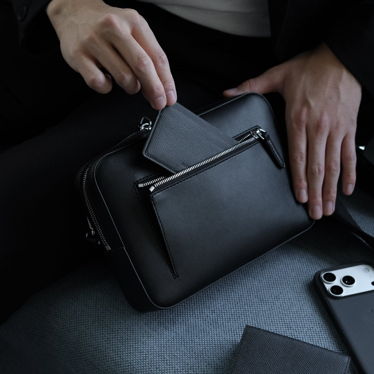 <受注生産:7月28日より順次発送予定>ITALIAN SAFFIANO LEATHER CROSSBODY BAG - aucentic