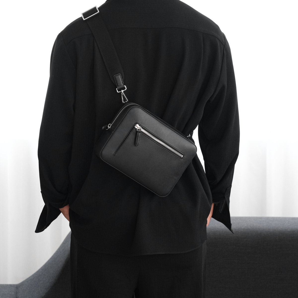 <受注生産:7月7日より順次発送予定>Italian Saffiano Leather Crossbody Bag (Black) - aucentic