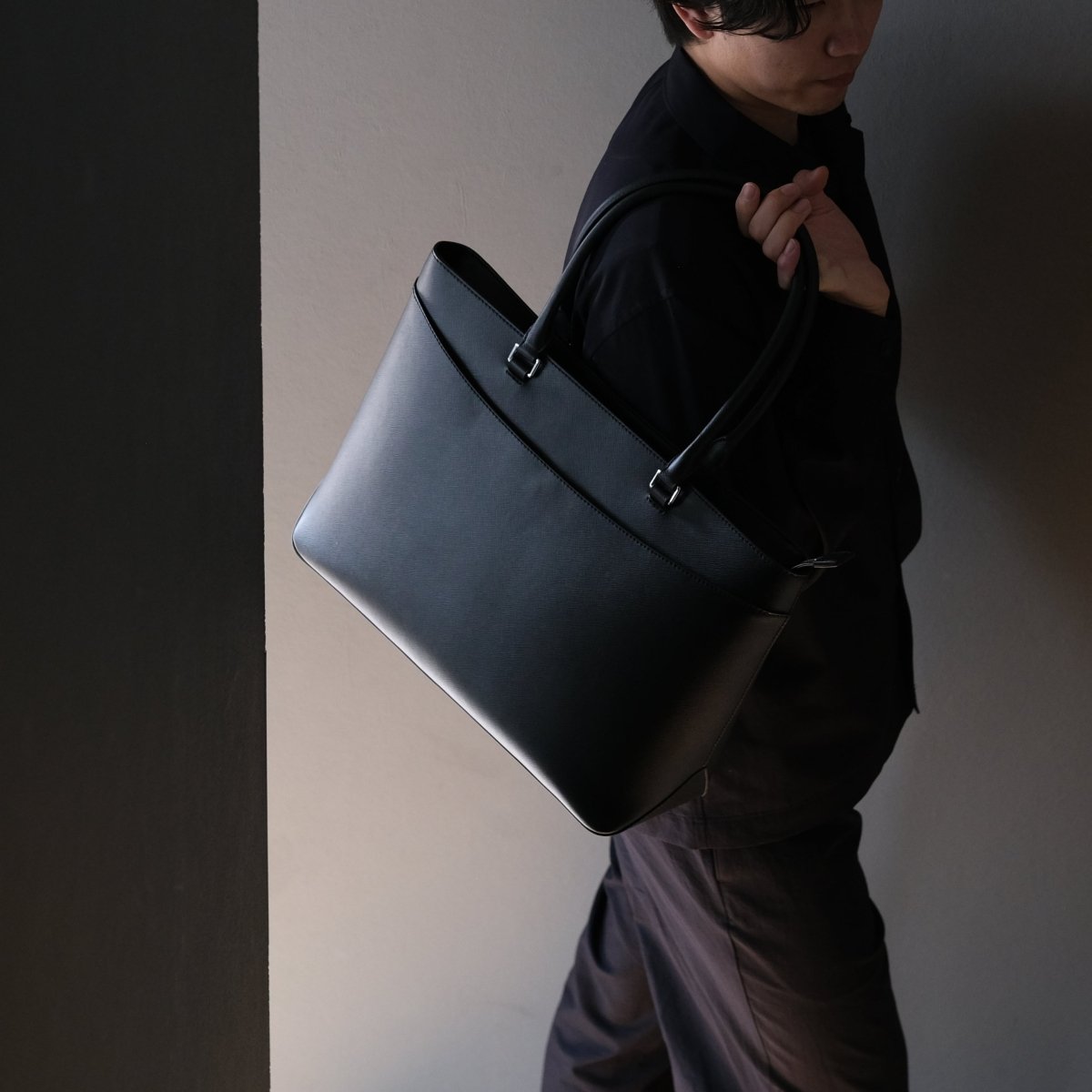 <受注生産:7月7日より順次発送予定>Italian Saffiano Vessel Tote (Black) - aucentic