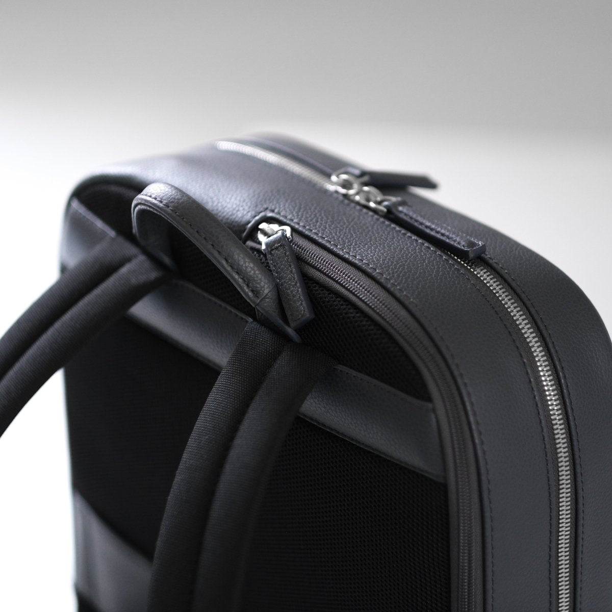 <受注生産:8月15日より順次発送予定>Full Grain Leather Backpack (Grey) - aucentic
