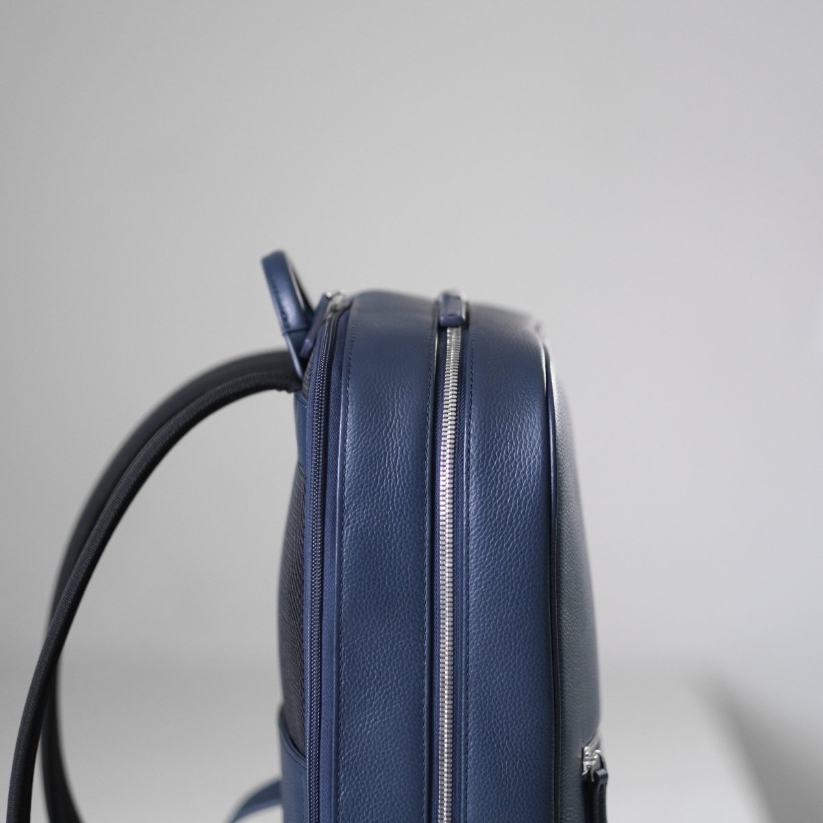 <受注生産:8月15日より順次発送予定>Full Grain Leather Backpack (Navy) - aucentic
