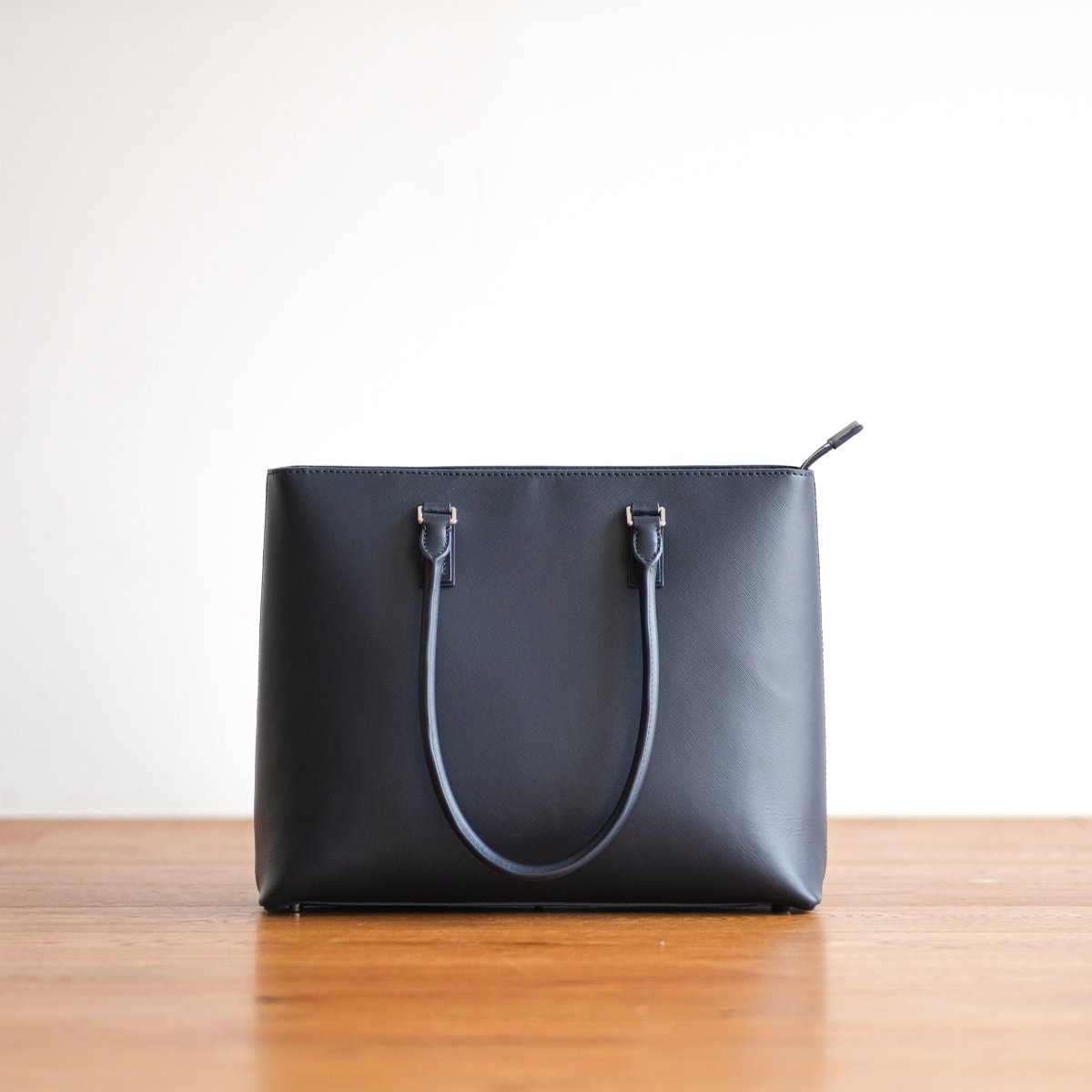 <受注生産:8月30日より順次発送予定>Italian Saffiano Leather Tote (Navy) - aucentic