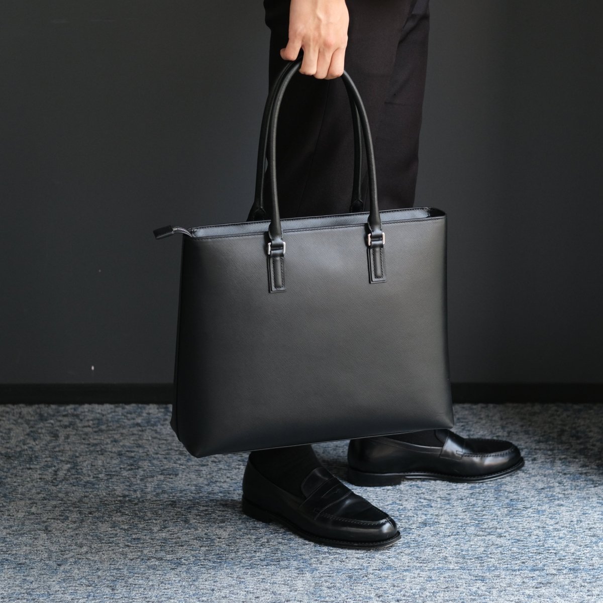 <受注生産:8月30日より順次発送予定>Italian Saffiano Leather Tote (Navy) - aucentic