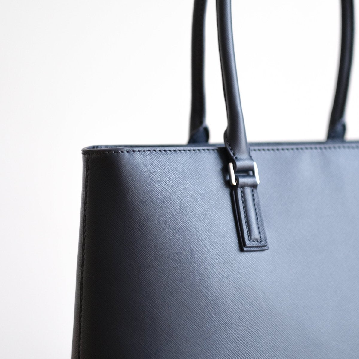 <受注生産:8月30日より順次発送予定>Italian Saffiano Leather Tote (Navy) - aucentic