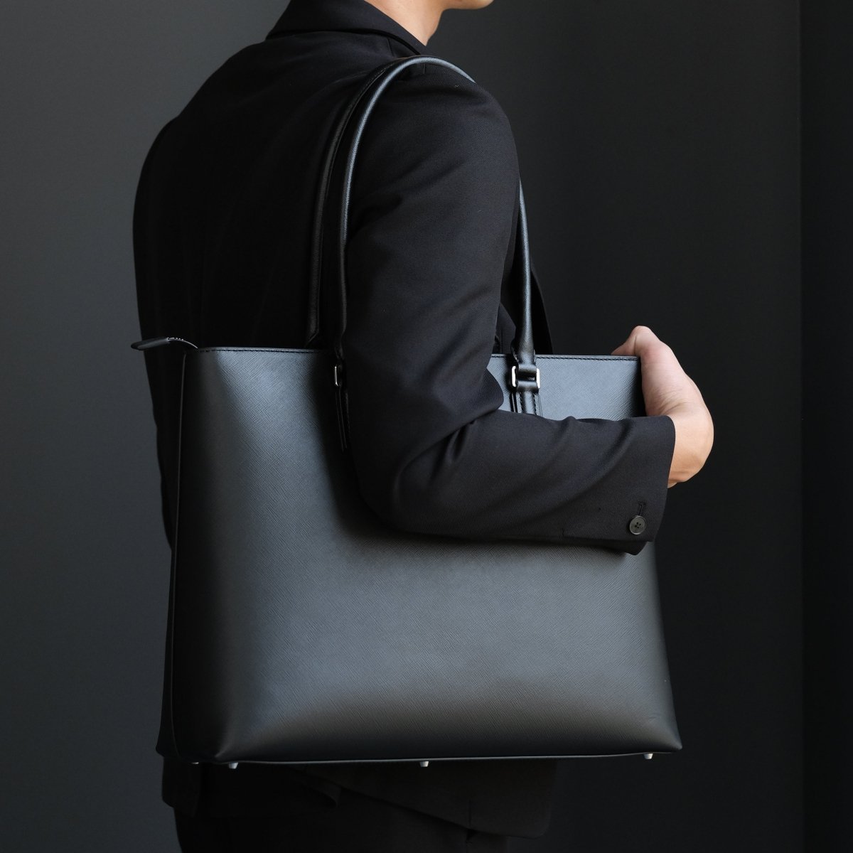 <受注生産:8月30日より順次発送予定>Italian Saffiano Leather Tote (Navy) - aucentic