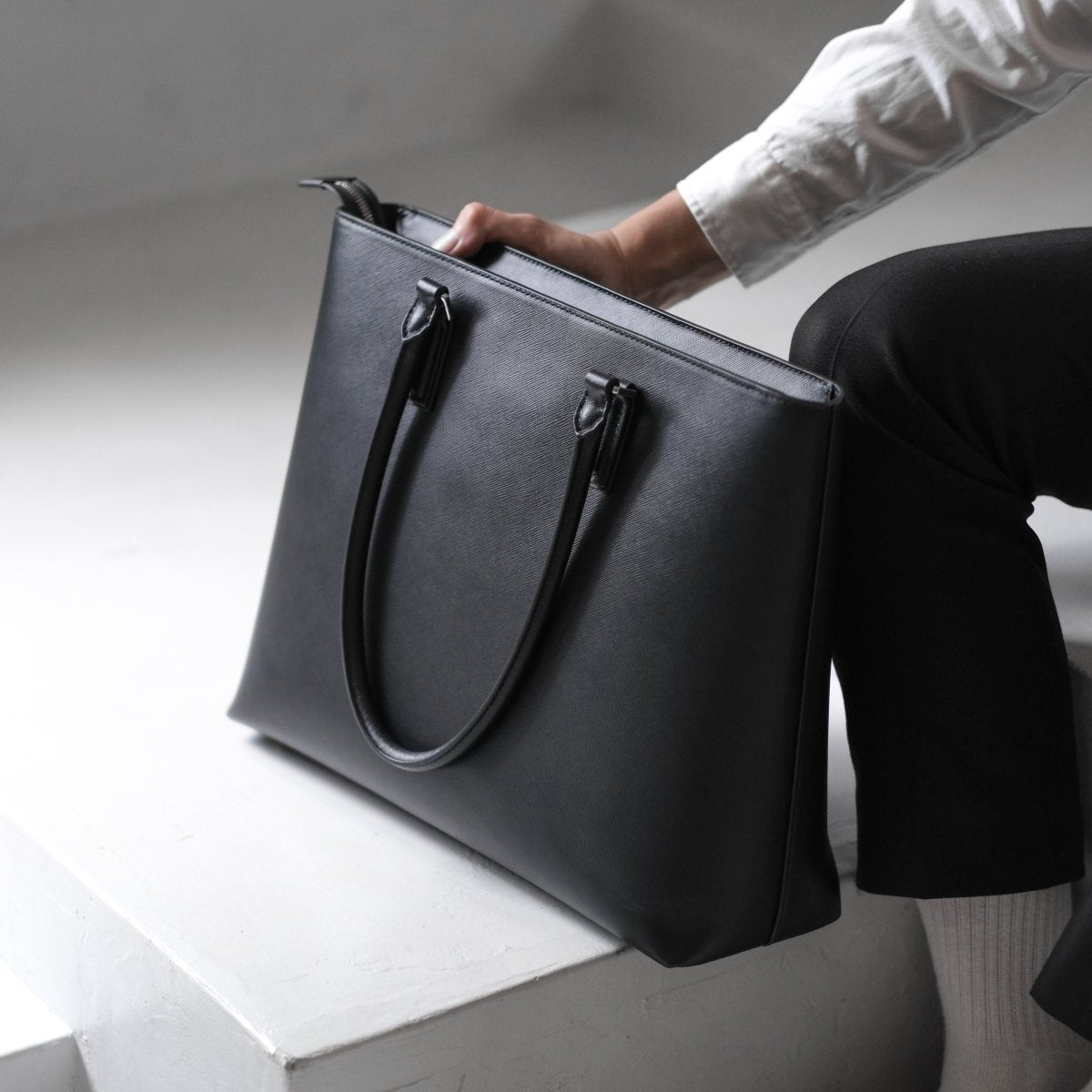 <受注生産:8月30日より順次発送予定>Italian Saffiano Leather Tote (Navy) - aucentic