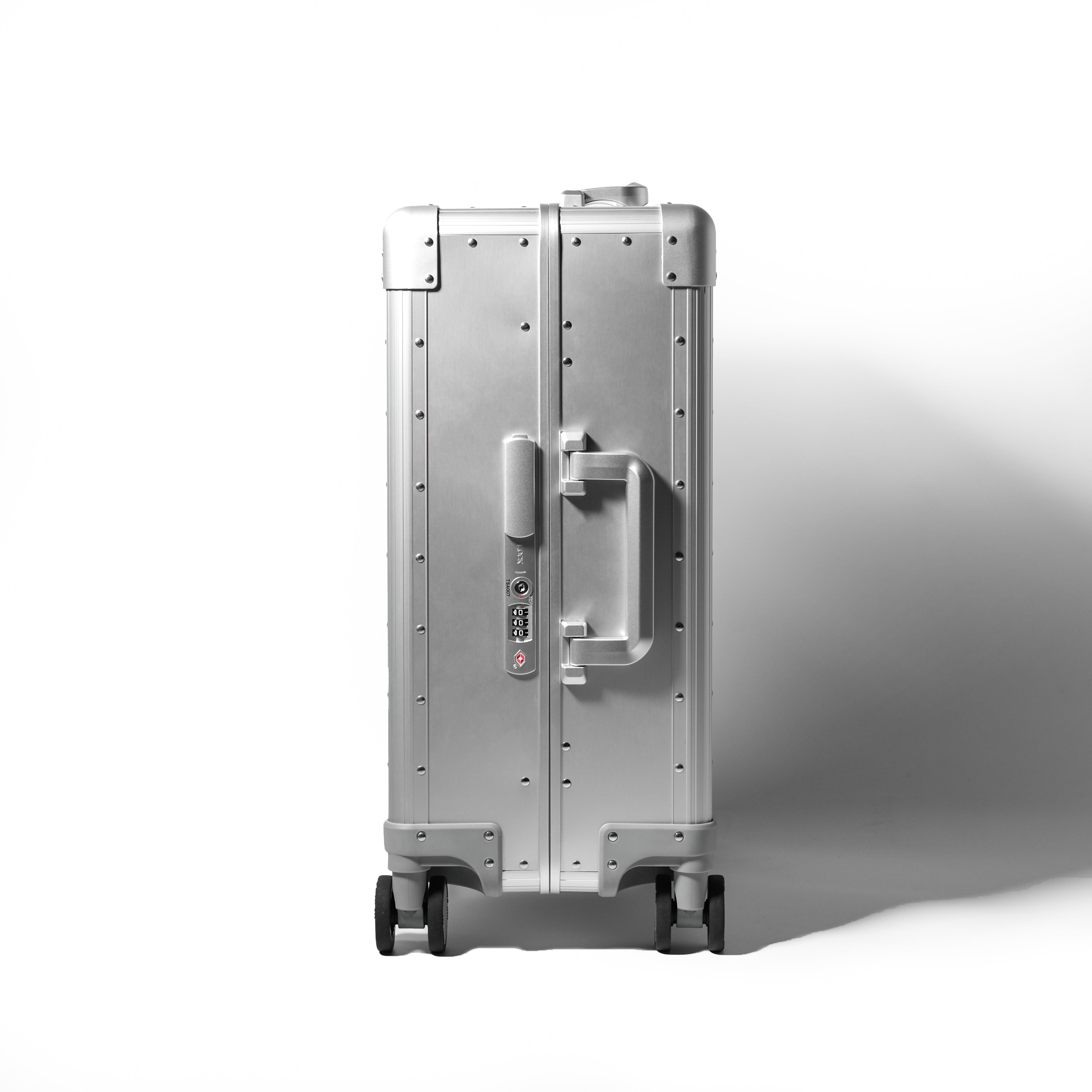 <tc>Stripe Aluminum Suitcase(Silver) Op.13</tc>