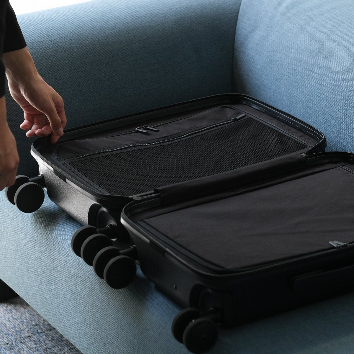 Essential Smart Suitcase - aucentic