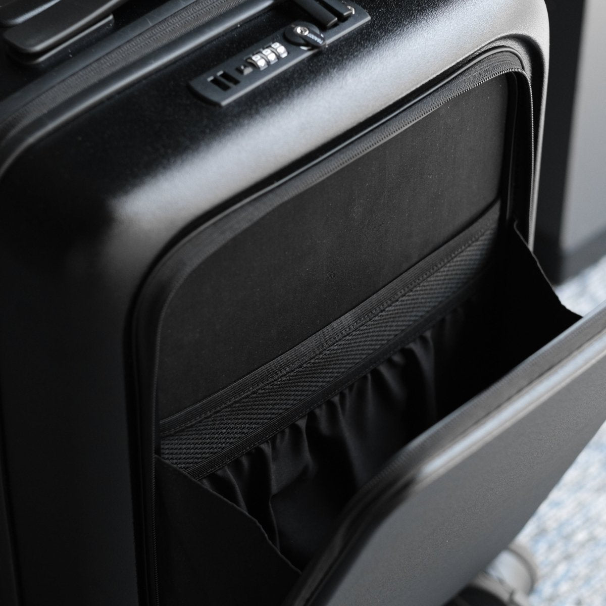 Essential Smart Suitcase - aucentic