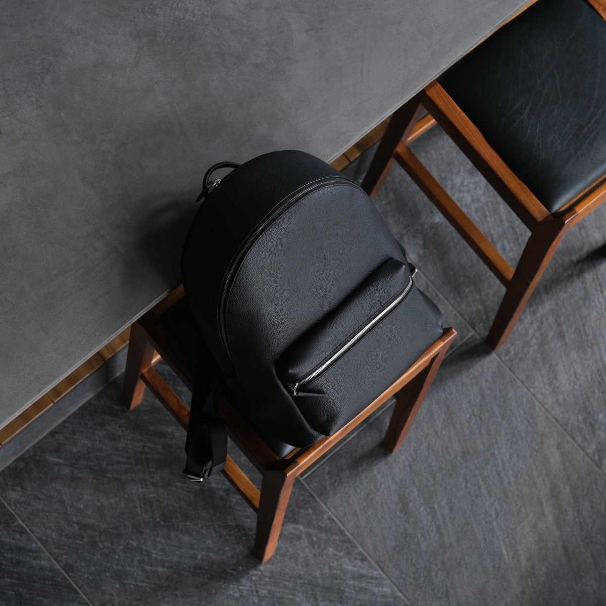 Full Grain Leather Round Backpack - aucentic