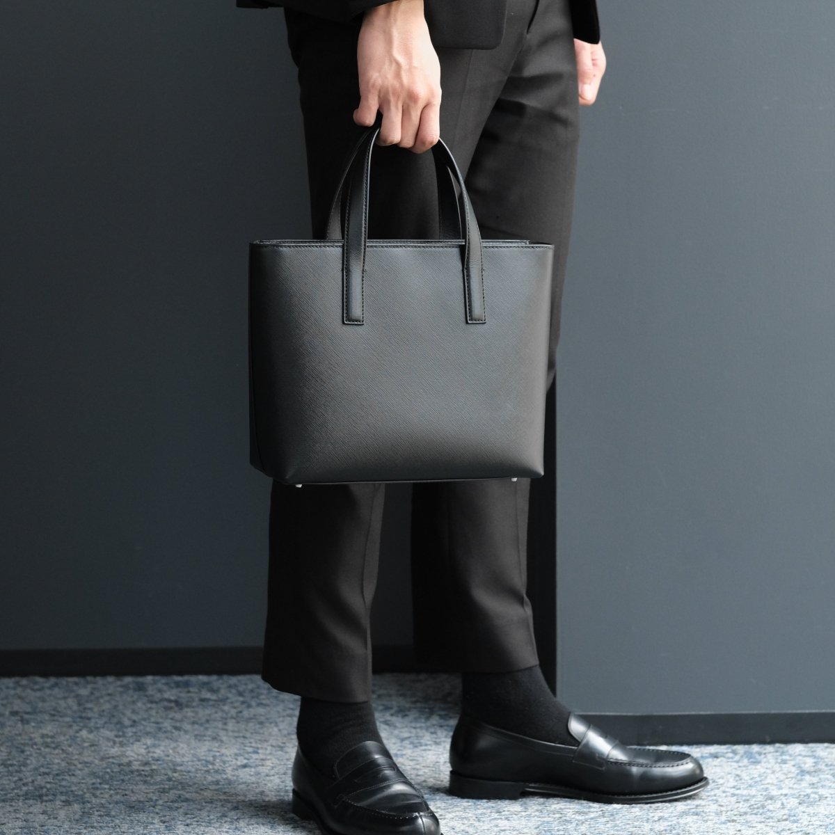 Saffiano Leather Small Tote (Black) - aucentic