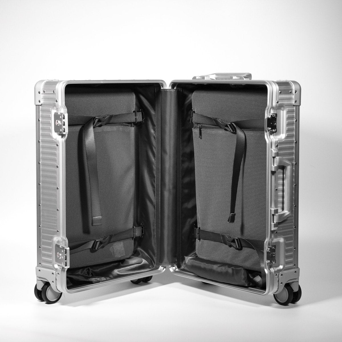 Stripe Aluminum Suitcase(Silver) - aucentic