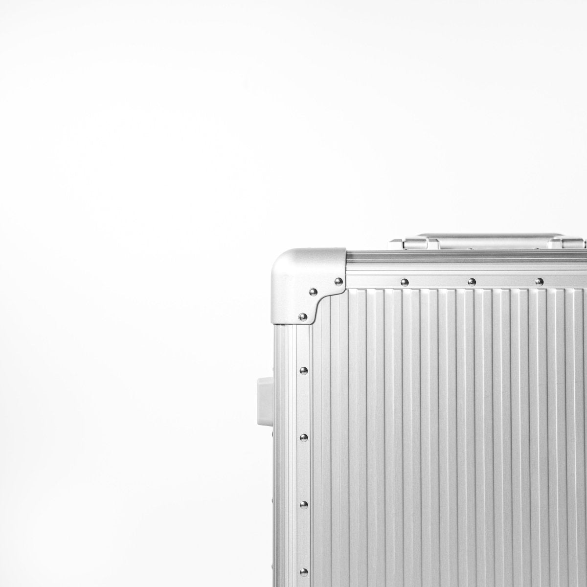 <受注生産 10月11日より順次発送>Stripe Aluminum Suitcase(Silver) - aucentic