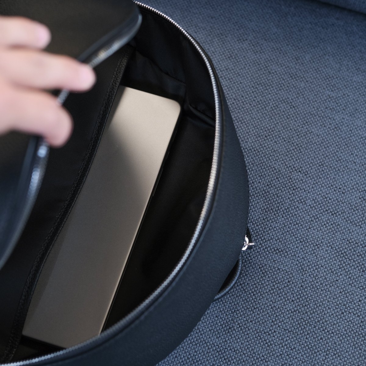 <受注生産：1月10日より順次発送>Full Grain Leather Round Backpack - aucentic