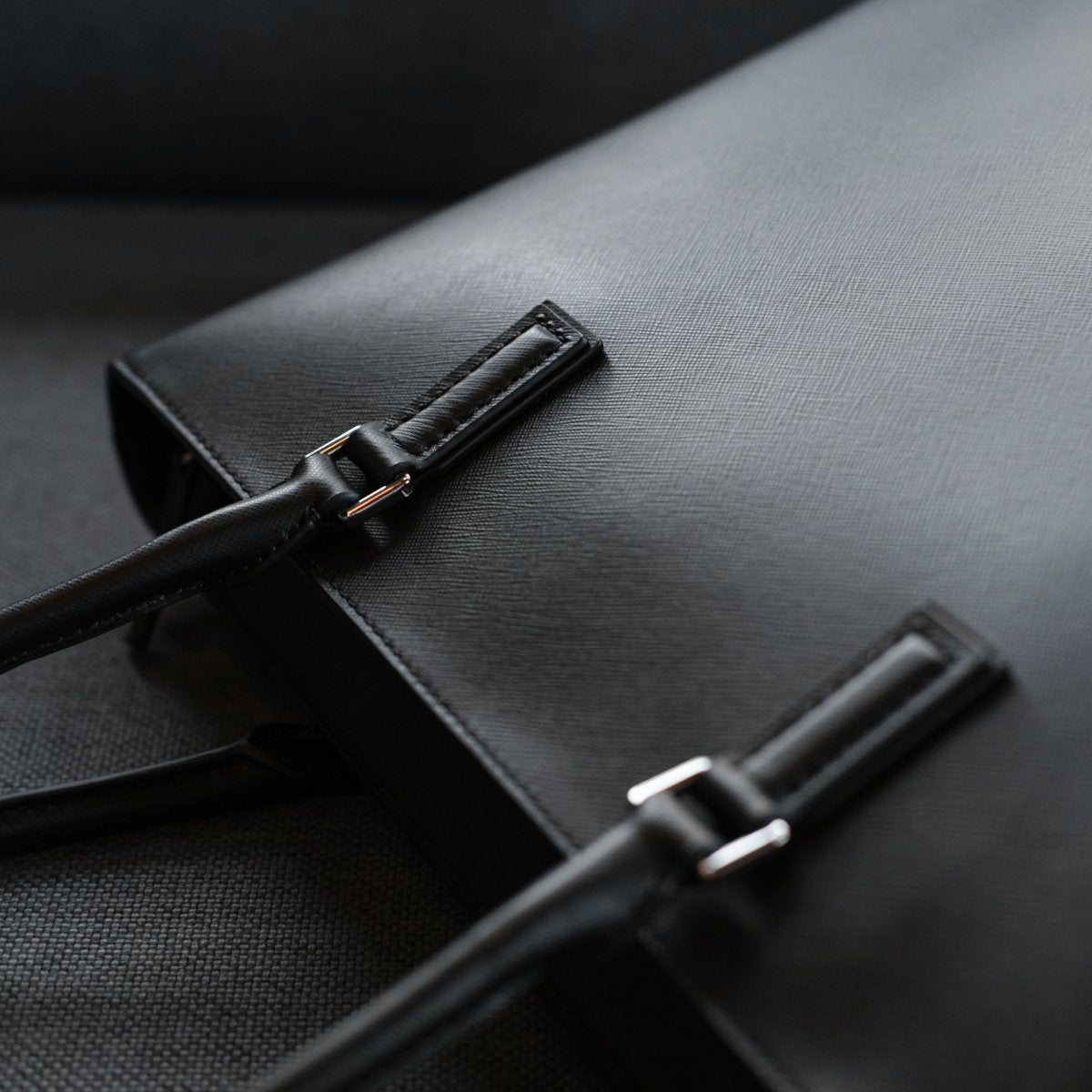 <受注生産：1月14日より順次発送予定>Italian Saffiano Leather Tote (Black) - aucentic