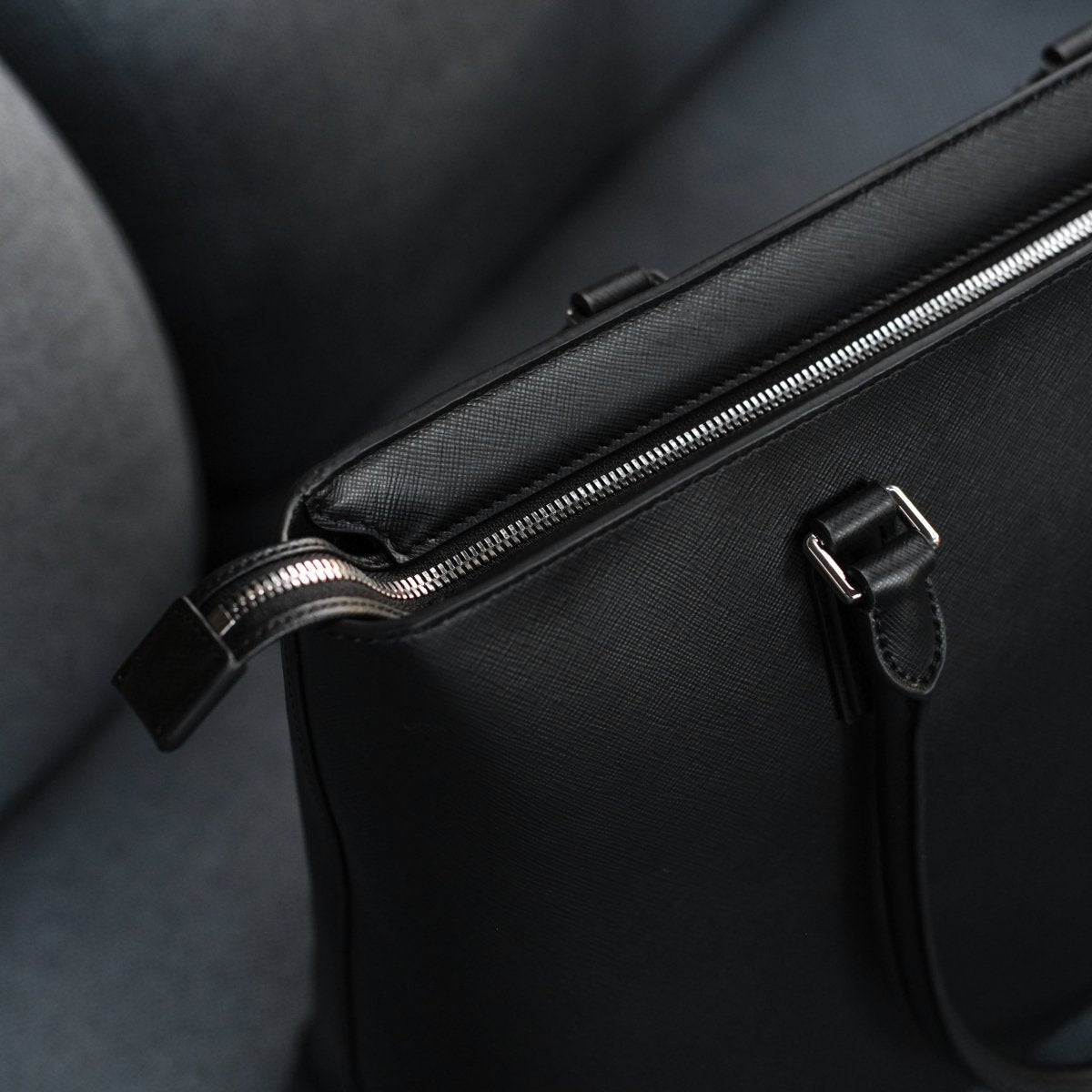 <受注生産：1月14日より順次発送予定>Italian Saffiano Leather Tote (Black) - aucentic