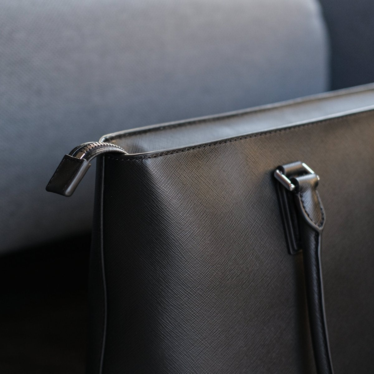 <受注生産：1月14日より順次発送予定>Italian Saffiano Leather Tote (Black) - aucentic