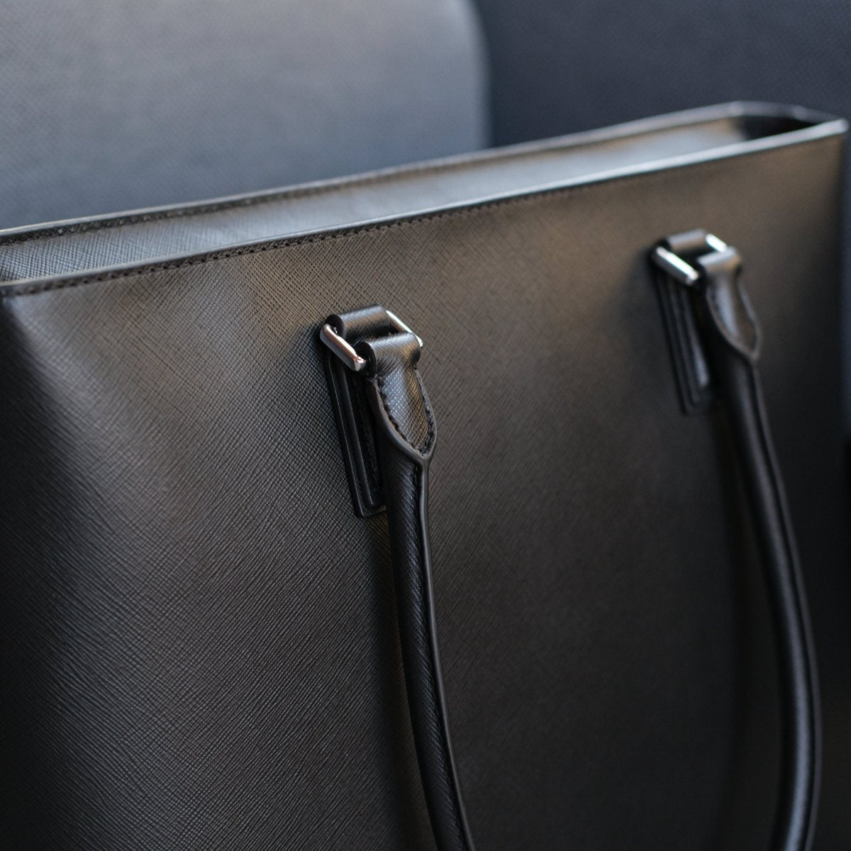 <受注生産：1月14日より順次発送予定>Italian Saffiano Leather Tote (Black) - aucentic