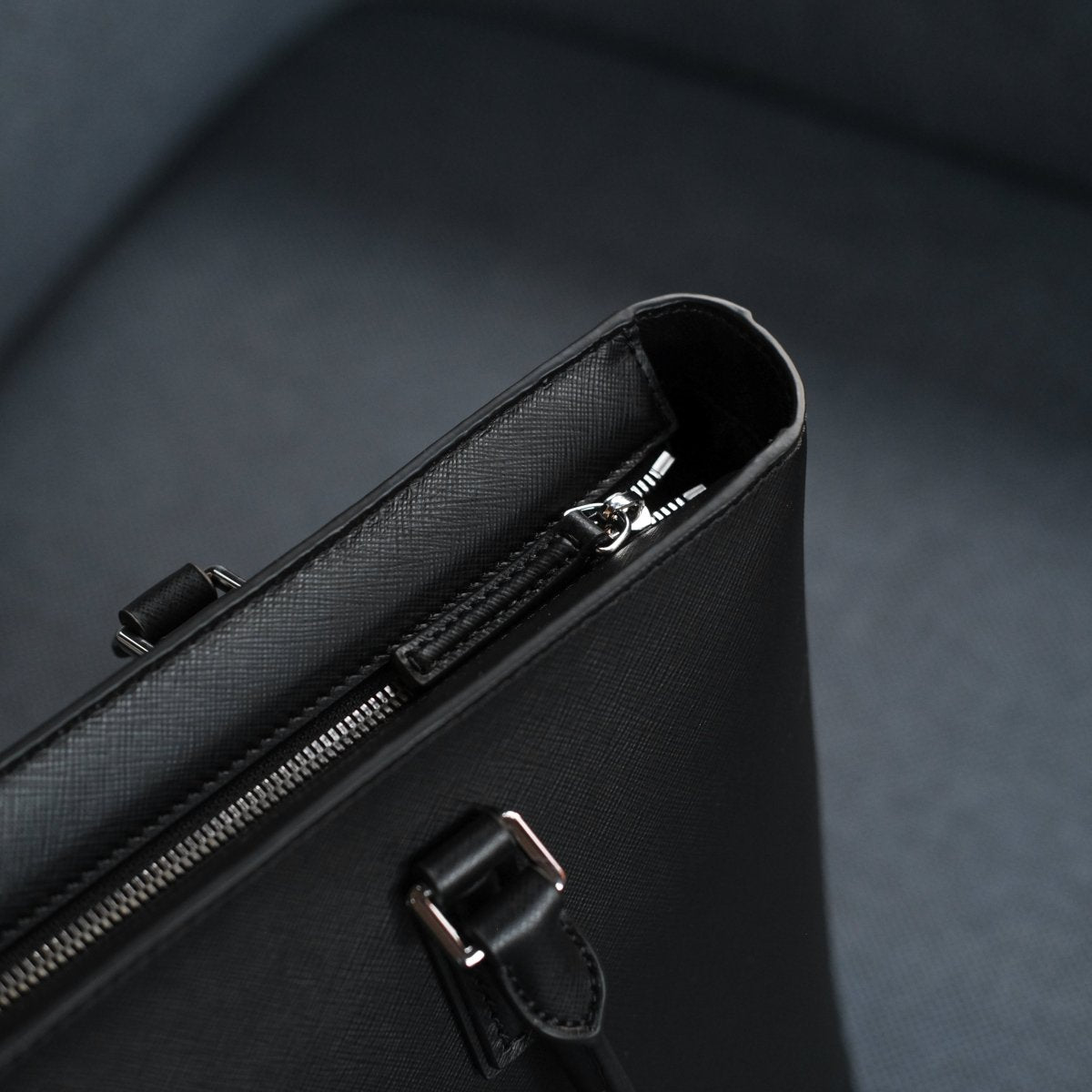 <受注生産：1月14日より順次発送予定>Italian Saffiano Leather Tote (Black) - aucentic