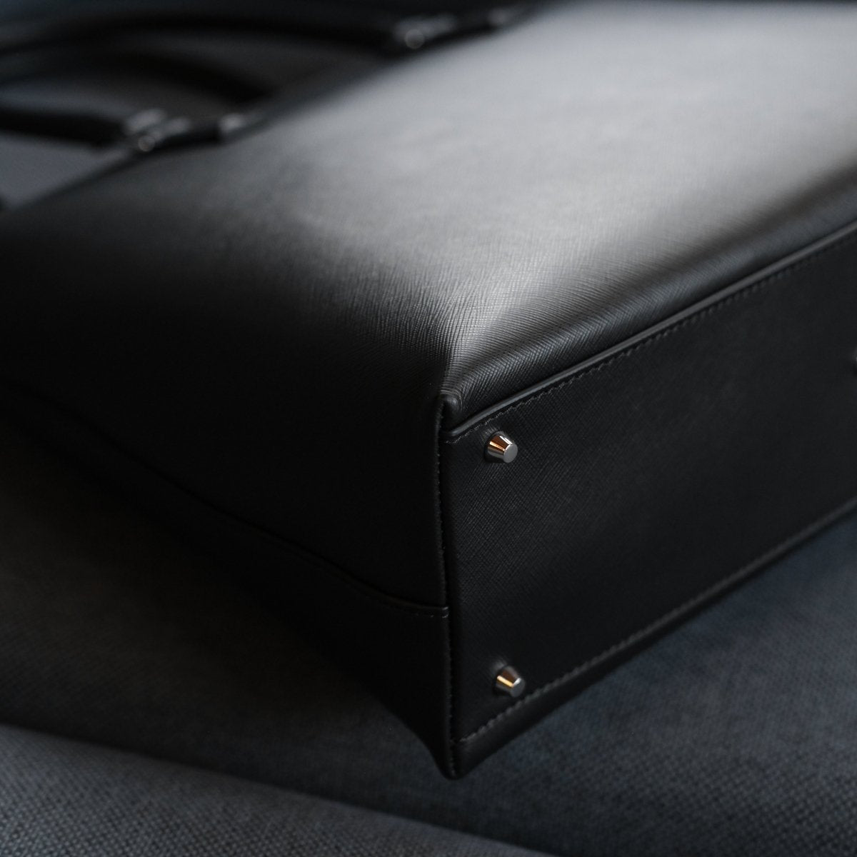 <受注生産：1月14日より順次発送予定>Italian Saffiano Leather Tote (Black) - aucentic