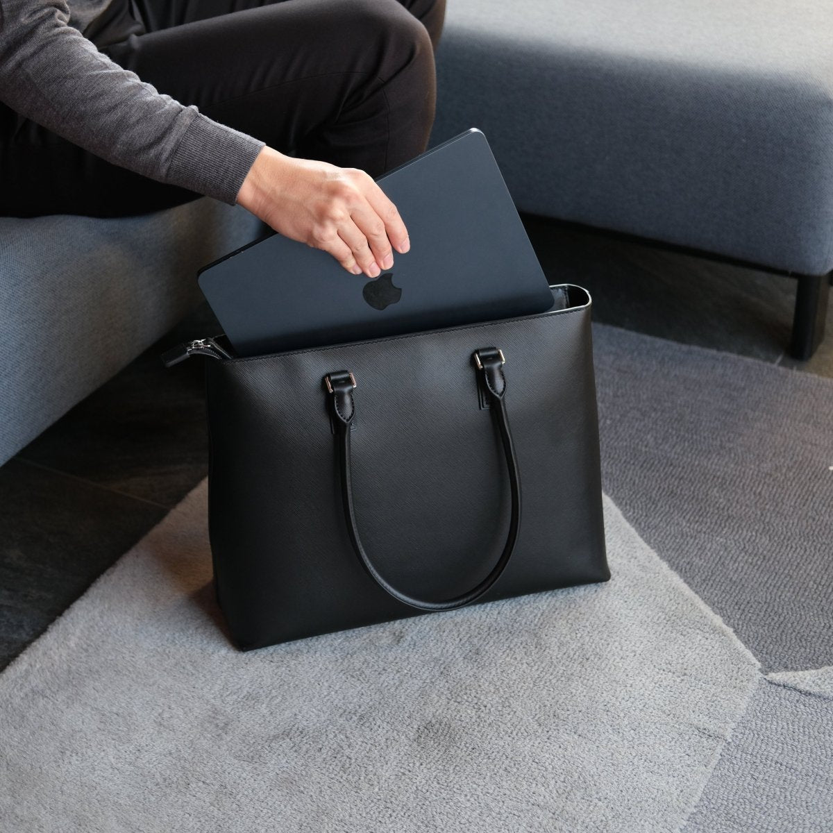 <受注生産：1月14日より順次発送予定>Italian Saffiano Leather Tote (Black) - aucentic