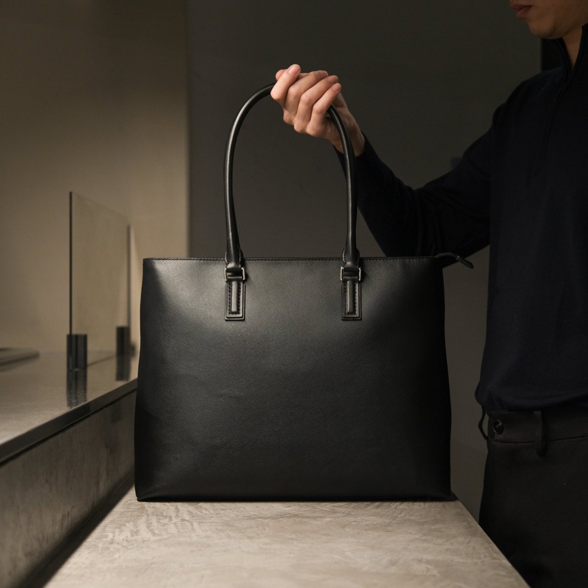 <受注生産：1月14日より順次発送予定>Italian Saffiano Leather Tote (Black) - aucentic