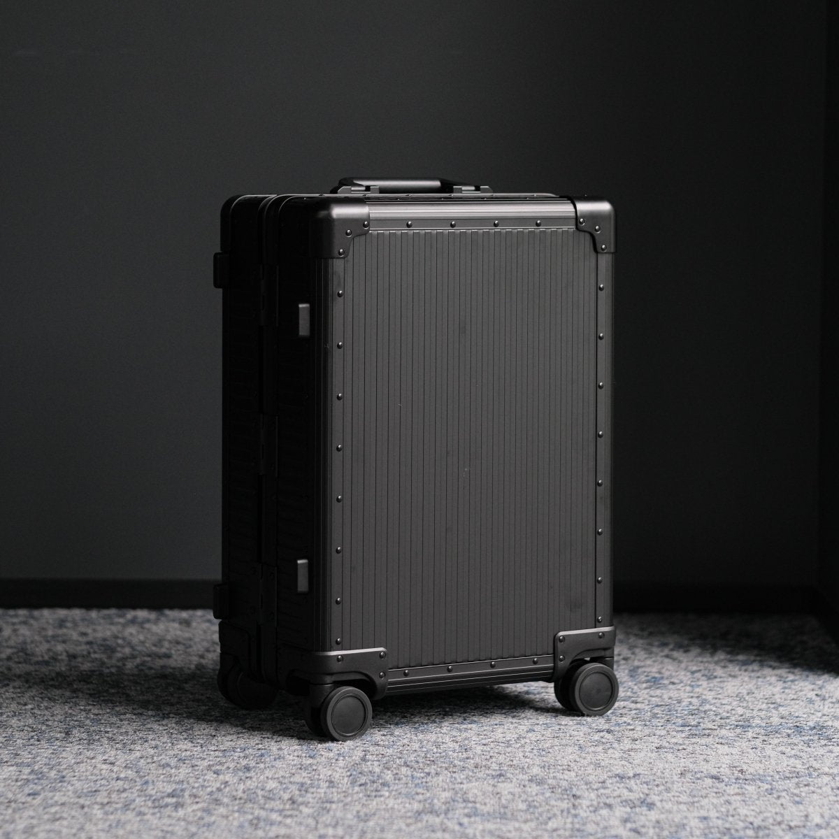 <1月25日〜順次出荷>Stripe Aluminum Suitcase(Black) Op.13 - aucentic