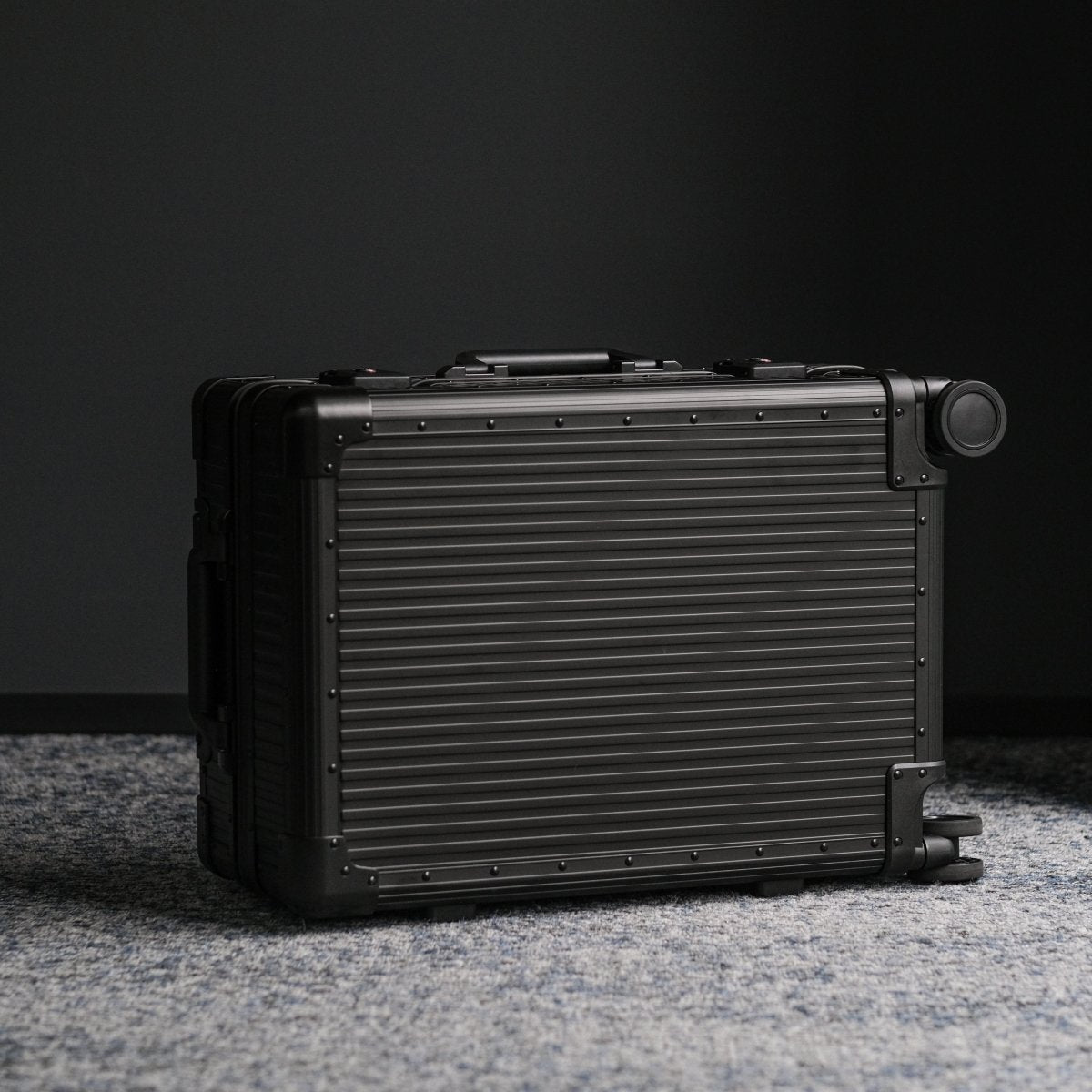 <1月25日〜順次出荷>Stripe Aluminum Suitcase(Black) Op.13 - aucentic