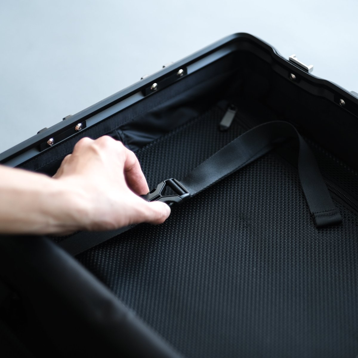 <1月25日〜順次出荷>Stripe Aluminum Suitcase(Black) Op.13 - aucentic