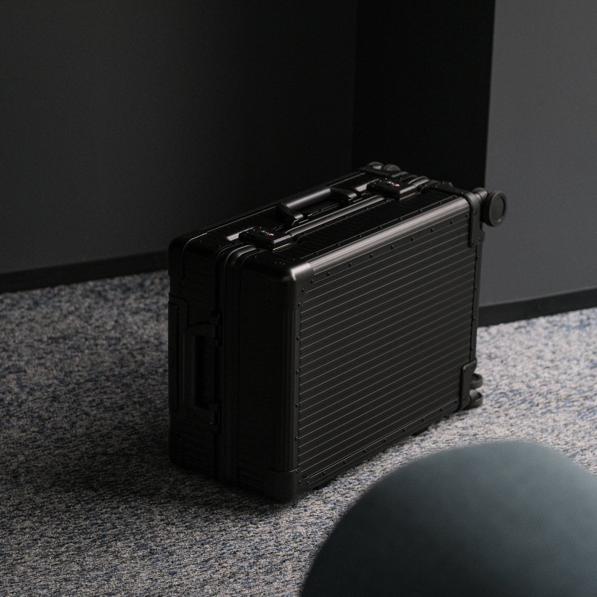 <1月25日〜順次出荷>Stripe Aluminum Suitcase(Black) Op.13 - aucentic