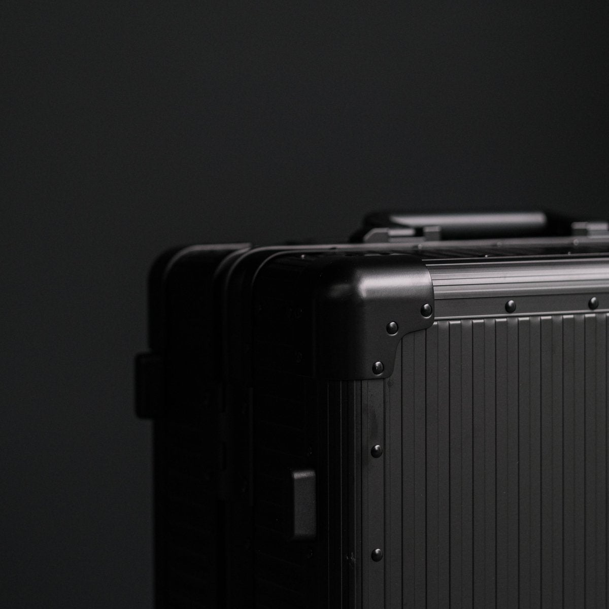 <1月25日〜順次出荷>Stripe Aluminum Suitcase(Black) Op.13 - aucentic