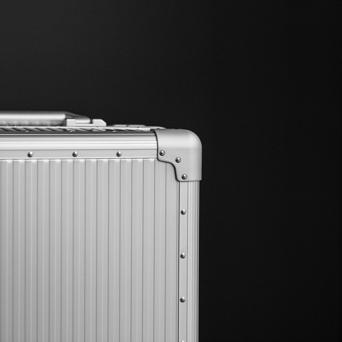 <1月25日〜順次出荷>Stripe Aluminum Suitcase(Silver) Op.13 - aucentic