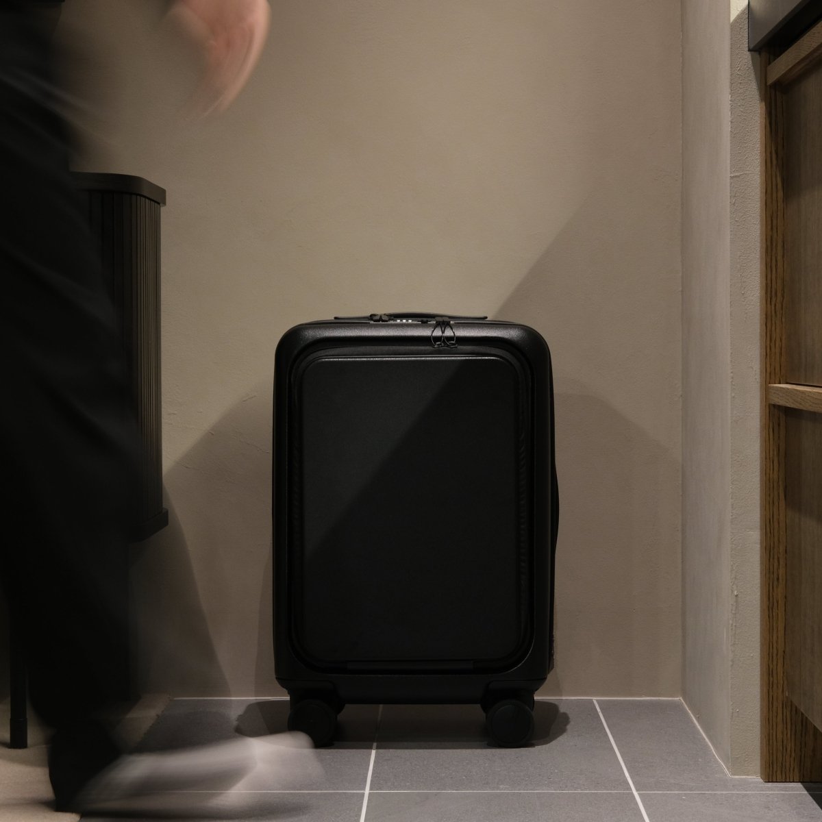 Essential Luxe Suitcase | aucentic(オーセンティック)